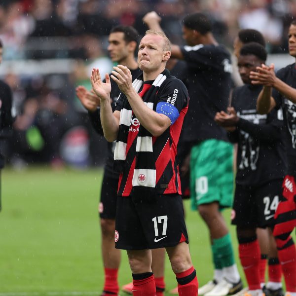  Ein tränenreicher Abschied. (Foto: IMAGO / HMB-Media)