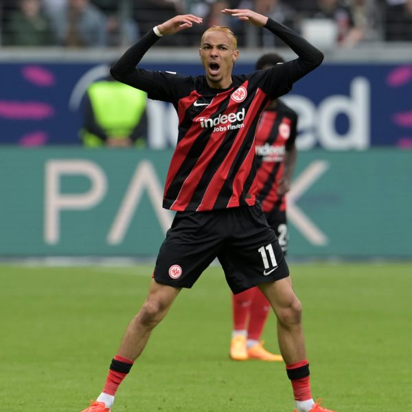  Ekitiké bejubelt bereits seinen vierten Treffer für die SGE und sicherte damit seiner Mannschaft Platz 6 in der Bundesliga (Bild: IMAGO / HJS)