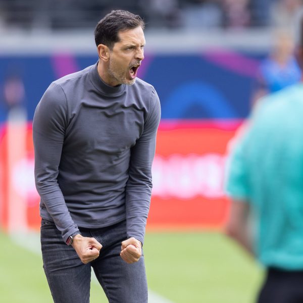  Dino Toppmöller bleibt Trainer der SGE! (Foto: IMAGO / Kessler-Sportfotografie)