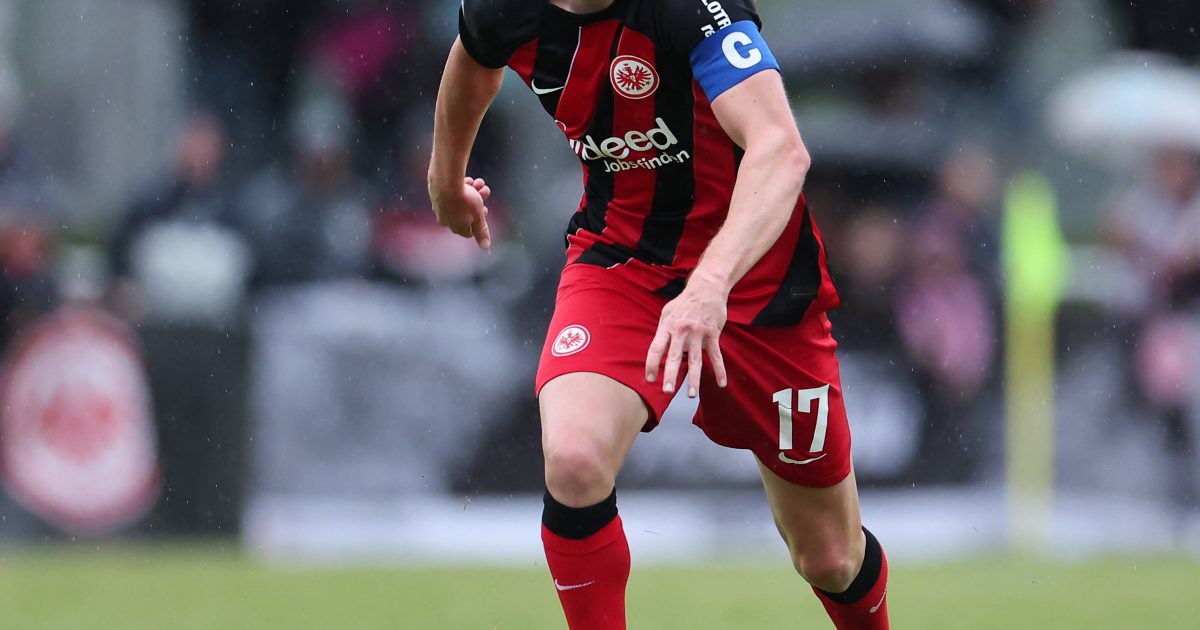 Sebastian Rode trifft vom Elfmeterpunkt zum Abschluss. (Foto: imago/HMB-Media)