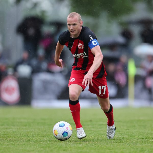  Sebastian Rode trifft vom Elfmeterpunkt zum Abschluss. (Foto: imago/HMB-Media)