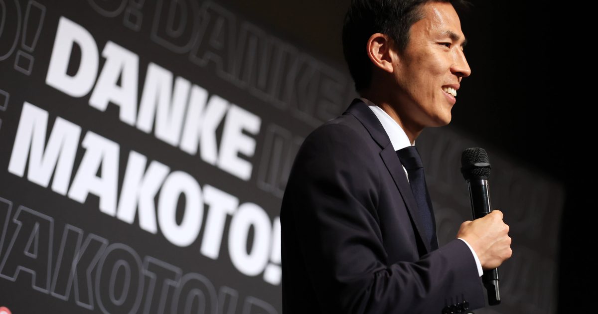  Es war eine besondere Atmosphäre bei der Pressekonferenz zu Hasebes Karriereende. (Bild: IMAGO / AFLOSPORT)