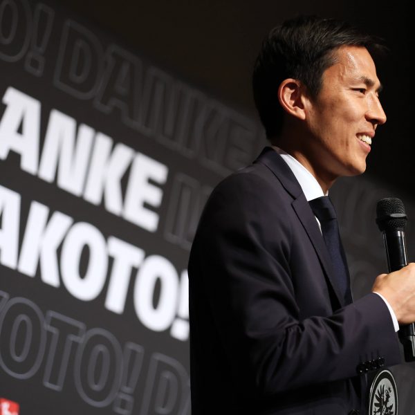  Es war eine besondere Atmosphäre bei der Pressekonferenz zu Hasebes Karriereende. (Bild: IMAGO / AFLOSPORT)