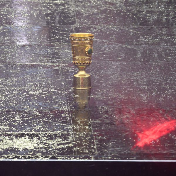  Die Trophäe, die Eintracht Frankfurt zum sechsten Mal gewinnen will (Foto: IMAGO / Sven Simon)