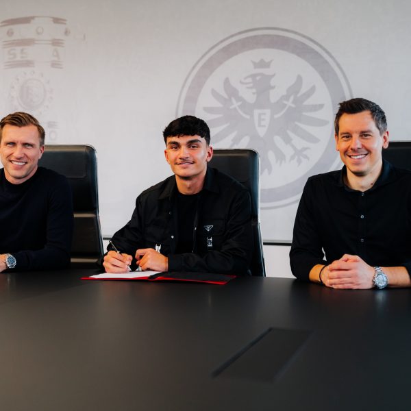  Can Uzun (Mitte) ist ab sofort Spieler der SGE. (Foto: Eintracht Frankfurt)