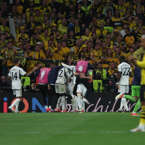  Real Madrid und Toni Kroos feiern den CL-Titel. (Foto: IMAGO / Agencia EFE)