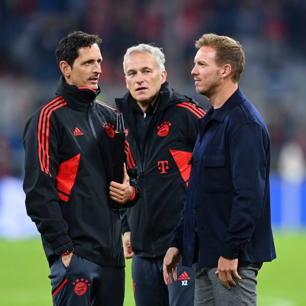  Dino Toppmöller mit seinem eventuell neuen Co-Trainer Xaver Zembrod (Mitte) und Julian Nagelsmann im Gespräch. (Foto: IMAGO / ULMER Pressebildagentur)