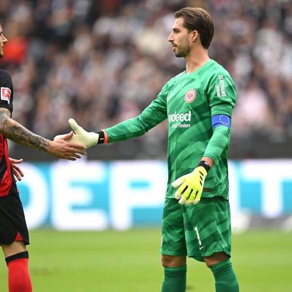  Kevin Trapp (re.) vertrat bislang Sebastian Rode, doch auch Robin Koch (li.) könnte das Kapitänsamt zukünftig innehalten. (Foto: IMAGO / Revierfoto)