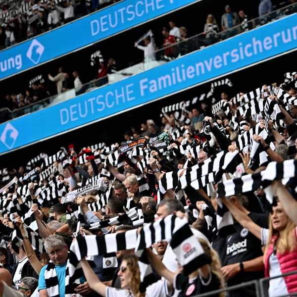  Erneut kommen Dauerkarteninhabern der Jürgen-Grabowski-Tribüne Veränderungen entgegen. (Foto: IMAGO / Jan Huebner)