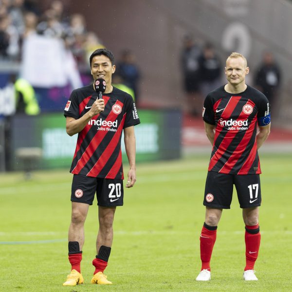  Sebastian Rode und Makoto Hasebe haben insgesamt 582 Pflichtspiele im Dress der SGE absolviert. (Foto: IMAGO / Sven Simon)