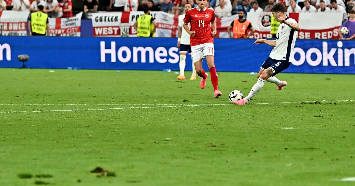  Die Löcher im Frankfurter Rasen sind deutlich zu erkennen (Foto: IMAGO / Jan Huebner)