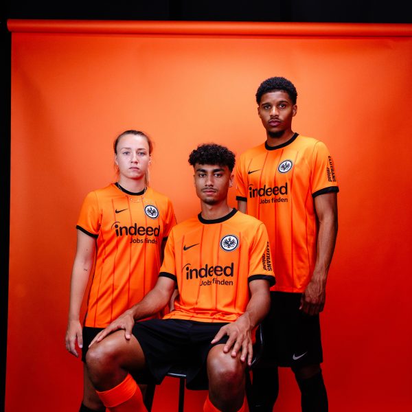  Das neue Nike Ausweichtrikot ist vorgestellt worden. Orange in Hommage an die frühen 80er Jahre. (Bild: Eintracht Frankfurt)
