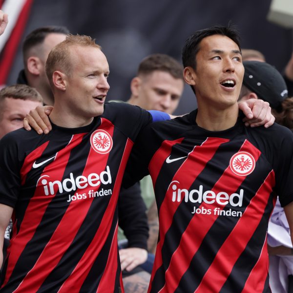  Ein bewegender Moment bei der Verabschiedung zweier Legenden 2024: Sebastian Rode und Makoto Hasebe (Foto: Heiko Rhode)