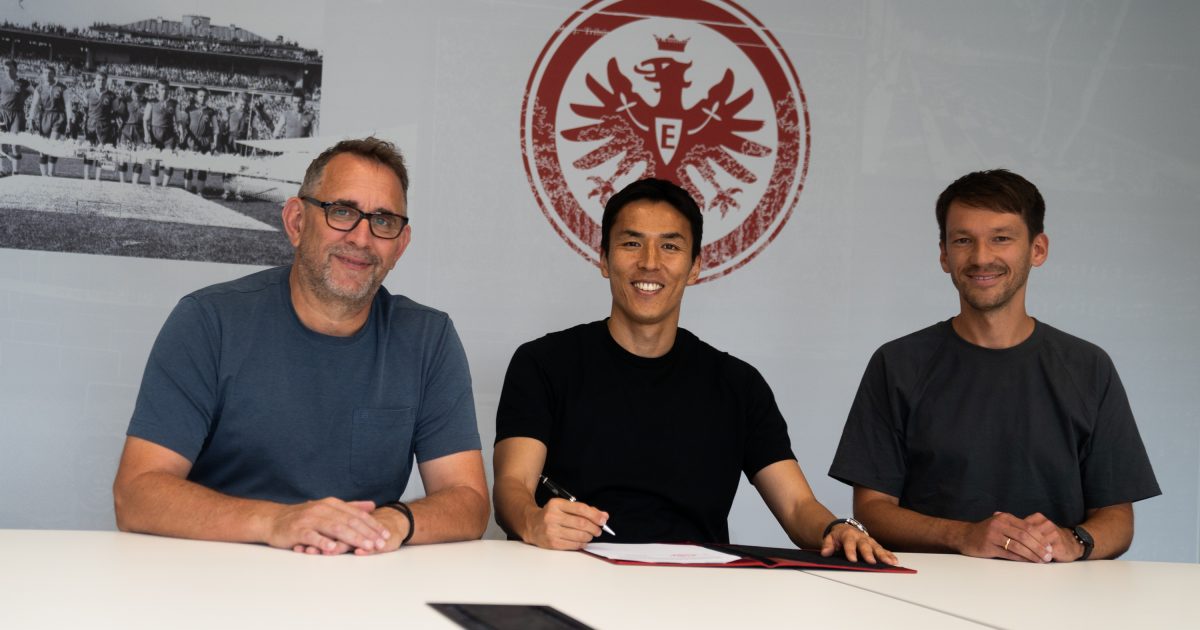  Makoto Hasebe zwischen NLZ-Leiter Alexander Richter (links) und Ausbildungsleiter Alex Reifschneider (rechts). (Foto: Eintracht Frankfurt)