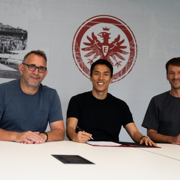  Makoto Hasebe zwischen NLZ-Leiter Alexander Richter (links) und Ausbildungsleiter Alex Reifschneider (rechts). (Foto: Eintracht Frankfurt)