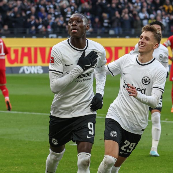  Randal Kolo Muani (li.) und Jesper Lindström (re.) dienen als gutes Beispiel für die Transferpolitik der SGE. (Foto: IMAGO / osnapix)