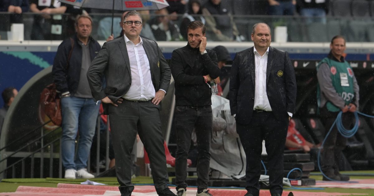  Von links nach rechts: Eintracht-Vorstandssprecher Axel Hellmann mit Sportdirektor Markus Krösche und Präsident Matthias Beck. (Foto: IMAGO / HJS)