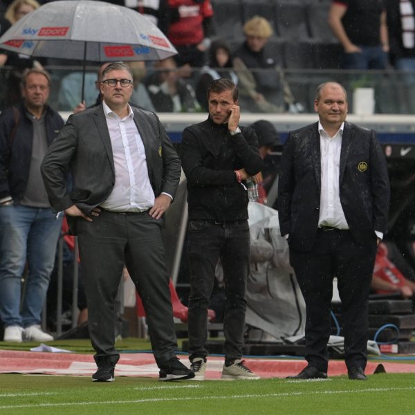  Von links nach rechts: Eintracht-Vorstandssprecher Axel Hellmann mit Sportdirektor Markus Krösche und Präsident Matthias Beck. (Foto: IMAGO / HJS)