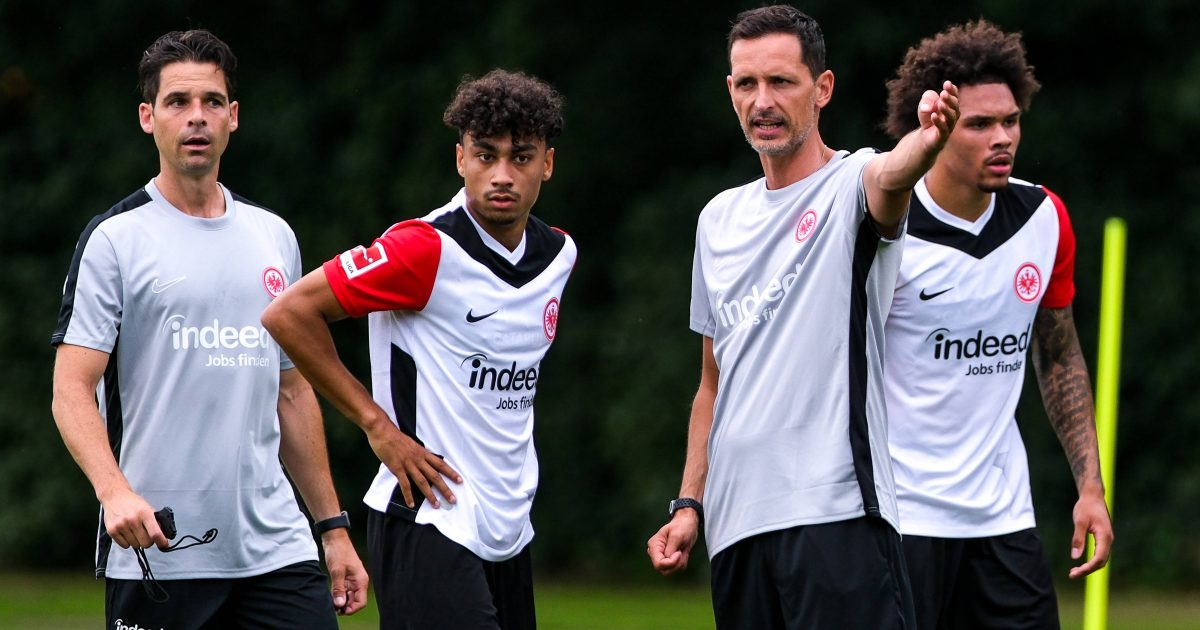  Links neben Dino Toppmöller: Nathaniel Brown beim Auftakttraining. (Foto: Imago / Eibner)