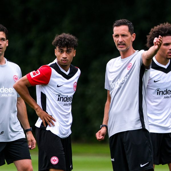  Links neben Dino Toppmöller: Nathaniel Brown beim Auftakttraining. (Foto: Imago / Eibner)