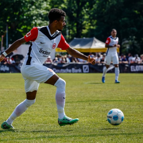  Ansgar Knauff spielt seit Winter 2022 für die SGE. (Foto: IMAGO / Ingo Kutsche)