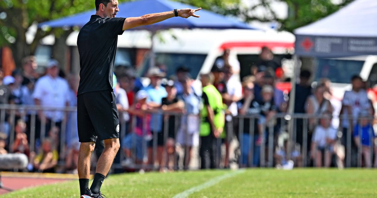  Eintracht-Coach Dino Toppmöller verteilte auch beim 12:0-Testspielsieg gegen der TSV Heusenstamm fleißig Anweisungen. (Foto: IMAGO / Jan Huebner)