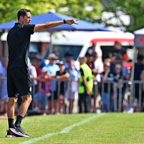  Eintracht-Coach Dino Toppmöller verteilte auch beim 12:0-Testspielsieg gegen der TSV Heusenstamm fleißig Anweisungen. (Foto: IMAGO / Jan Huebner)