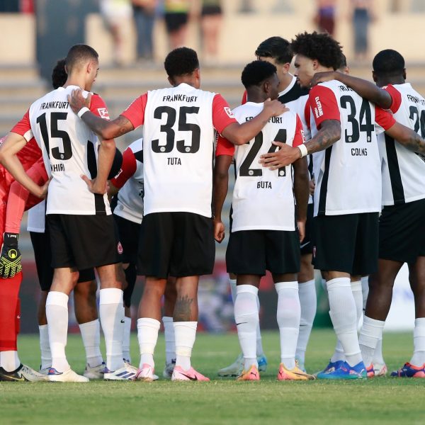  Wer spielt bei der Eintracht wo? Ein Rätsel, das nicht nur Dino Toppmöller lösen muss. (Foto: IMAGO / Agencia-MexSport)
