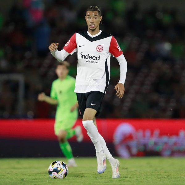  Hugo Ekitiké im Testspiel gegen FC Juarez am Ball. (Foto: Imago / Agencia-MexSport)