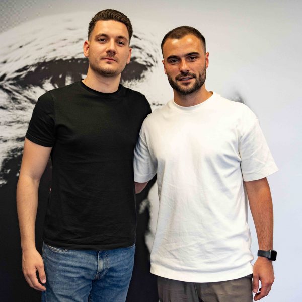  Cheftrainer Dennis Schmitt (re.) übernahm die U21 der SGE in diesem Sommer mit Co-Trainer Arber Mustafa (li.). (Foto: Eintracht Frankfurt)