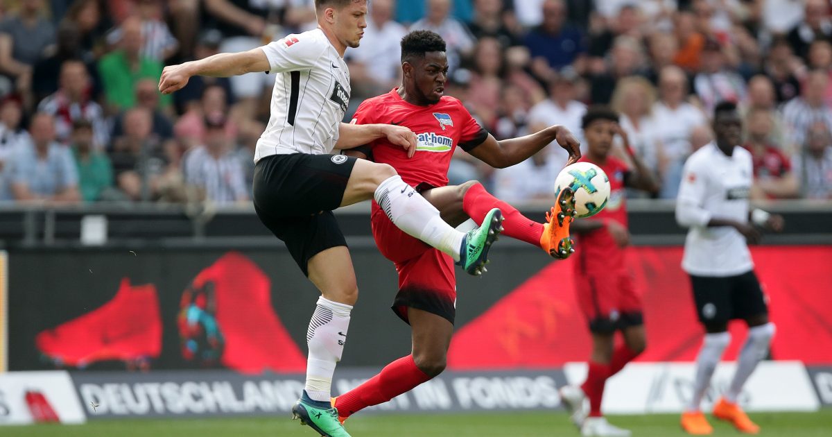  Jordan Torunarigha, hier noch im Dress von Hertha BSC im Duell mit Ex-Adler Luka Jovic, wird als Pacho-Nachfolger gehandelt. (Foto: Heiko Rhode)