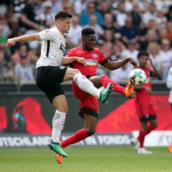  Jordan Torunarigha, hier noch im Dress von Hertha BSC im Duell mit Ex-Adler Luka Jovic, wird als Pacho-Nachfolger gehandelt. (Foto: Heiko Rhode)