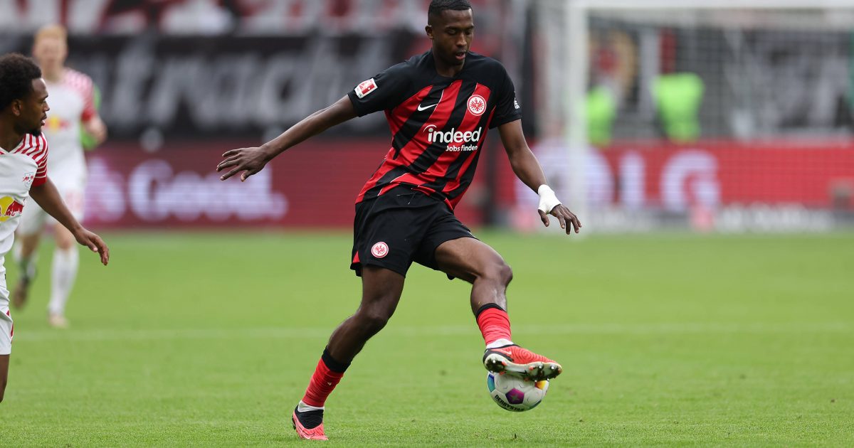  Nach Infos von Plettenberg hat Paris die Eintracht über ein Interesse an Willian Pacho informiert (Bild: IMAGO / HMB-Media)