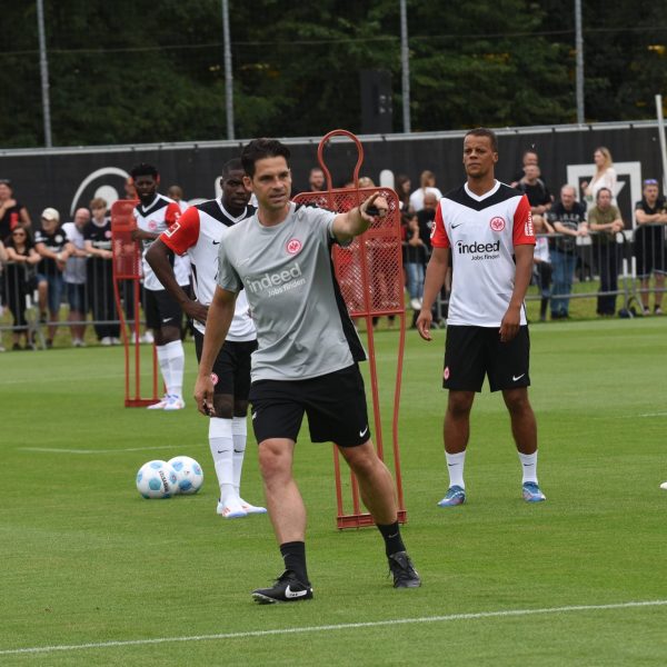  Von Natur aus ein aktiver Mensch: Co-Trainer Stefan Buck (Foto: Imago / Hartenfelser)