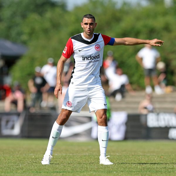  Seine Aufgaben auf dem Platz: Ellyes Skhiri dirigiert seine Nebenmänner bei der SGE. (Foto: IMAGO / Jan Huebner)