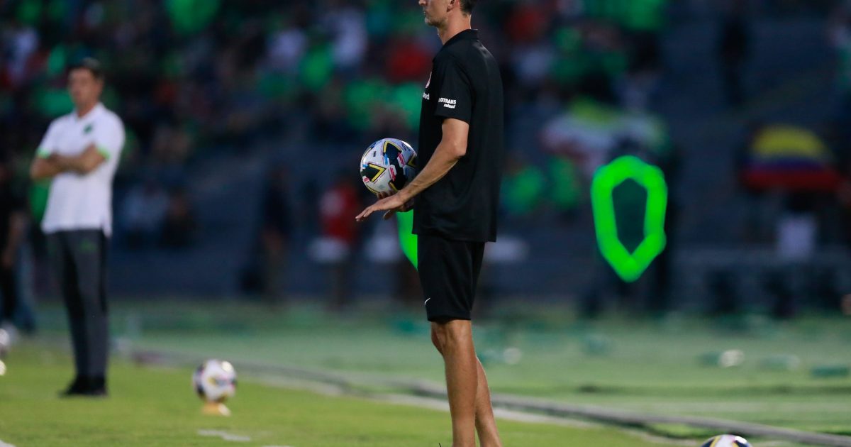  Dino Toppmöller zeigte sich zufrieden über das Trainingslager und will nun an der Defensive tüfteln. (Foto: IMAGO / Agencia-MexSport)