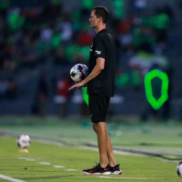  Dino Toppmöller zeigte sich zufrieden über das Trainingslager und will nun an der Defensive tüfteln. (Foto: IMAGO / Agencia-MexSport)