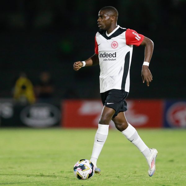  Kann Niels Nkounkou seine Stärken nutzen und sich bei der SGE vor Nathaniel Brown festspielen? (Foto: IMAGO / Agencia-MexSport)