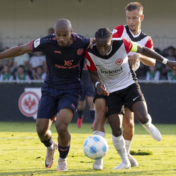  Das äußerst intensive Unentschieden war geprägt von hart geführten Zweikämpfen. (Foto: IMAGO / Beautiful Sports)