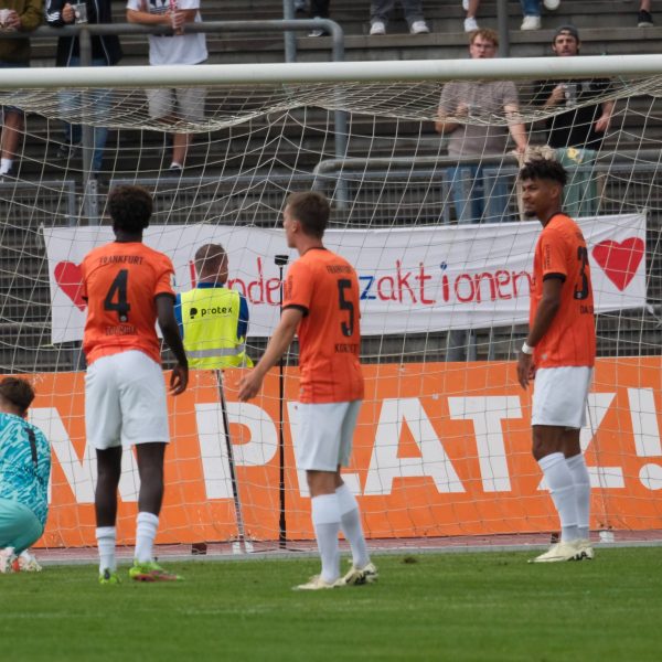  Bereits nach sieben Minuten musste der ansonsten stark parierende Torwart der SGE, Nils Ramming, das erste Mal hinter sich greifen. (Foto: IMAGO / Hartenfelser)