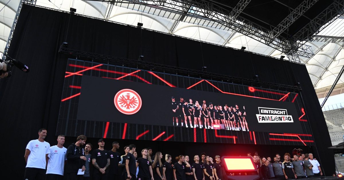  Die SGE präsentierte sich den Fans. (Foto: IMAGO / Hartenfelser)