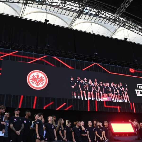  Die SGE präsentierte sich den Fans. (Foto: IMAGO / Hartenfelser)