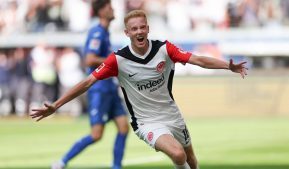 Hugo Larsson bejubelt das 2:0 der Eintracht.