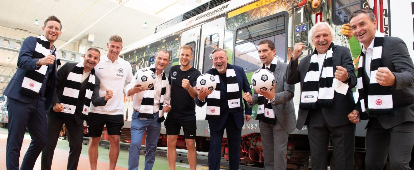 Arnfried Lemmle (ganz links) neben Ervin Skela, Jan Zimmermann, Hrvoje Smolcic, Christian Roth (Leiter S-Bahn Rhein-Main), Knut Ringat (RMV-Geschäftsführer), Oliver Frankenbach (Vorstandsmitglied der Eintracht Fußball AG), Dragoslav Stepanovic und Alexander Schur bei der Einweihung einer neuen Eintracht-S-Bahn.