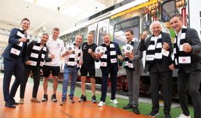 Arnfried Lemmle (ganz links) neben Ervin Skela, Jan Zimmermann, Hrvoje Smolcic, Christian Roth (Leiter S-Bahn Rhein-Main), Knut Ringat (RMV-Geschäftsführer), Oliver Frankenbach (Vorstandsmitglied der Eintracht Fußball AG), Dragoslav Stepanovic und Alexander Schur bei der Einweihung einer neuen Eintracht-S-Bahn.