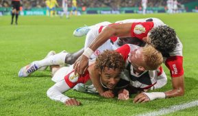 Hugo Larsson (Mitte) feiert mit Hugo Ekitike und Omar Marmoush.