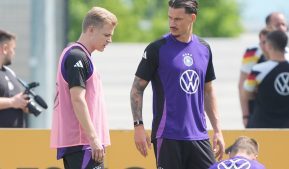 Jonathan Burkardt (links) im Gespräch mit Robin Koch, muss verletzt von der Nationalmannschaft abreisen.