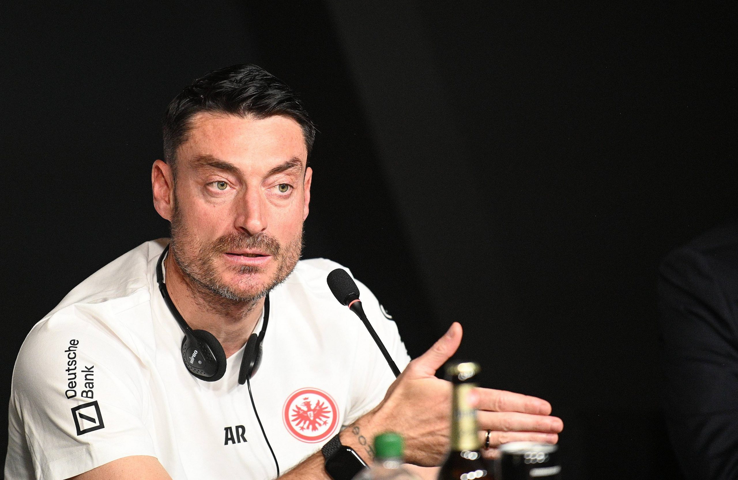 SGE coach Riera aims for a successful debut: 
