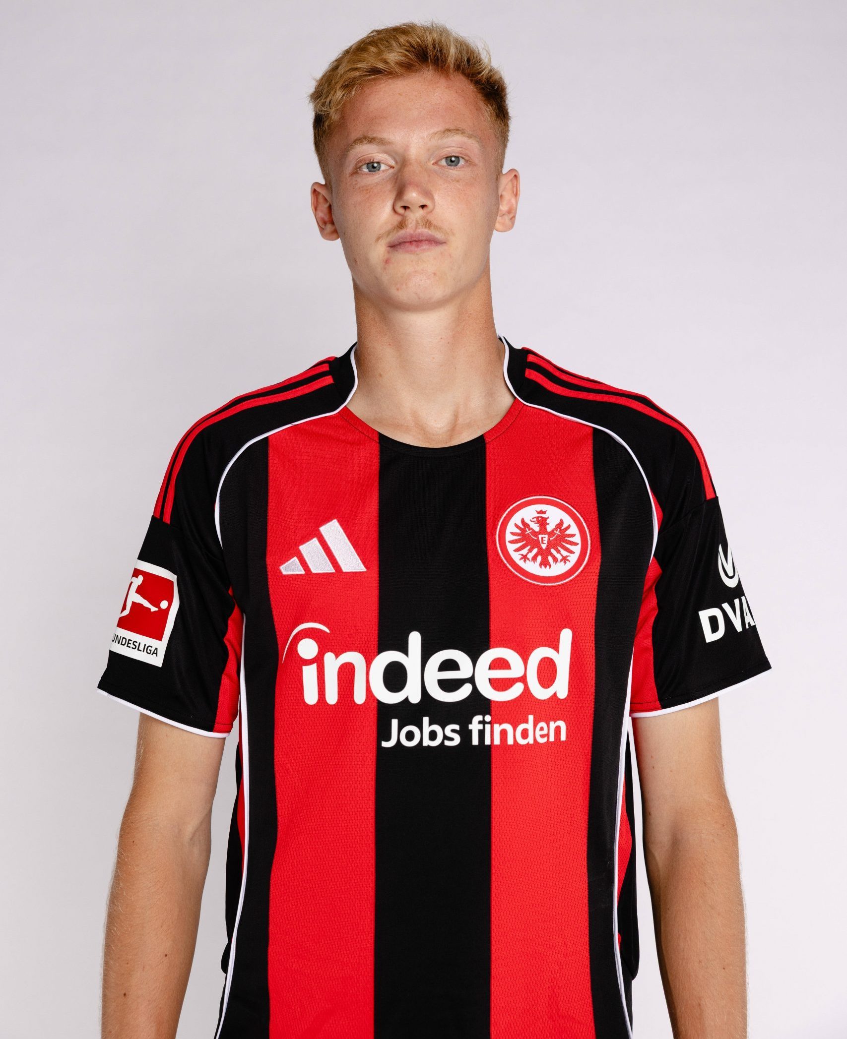 Hugo Larsson - Eintracht Frankfurt Porträttermin 2025 2026 1. BL Bundesliga Fußball Porträttermin, Headshot, Porträt, Vorstellung, Präsentation, Pressetermin 2025 2026 Studio Shootion Studioshooting *** Hugo Larsson Eintracht Frankfurt portrait appointment 2025 2026 1 BL Bundesliga soccer portrait appointment, headshot, portrait, introduction, presentation, press appointment 2025 2026 Studio Shootion Studioshooting