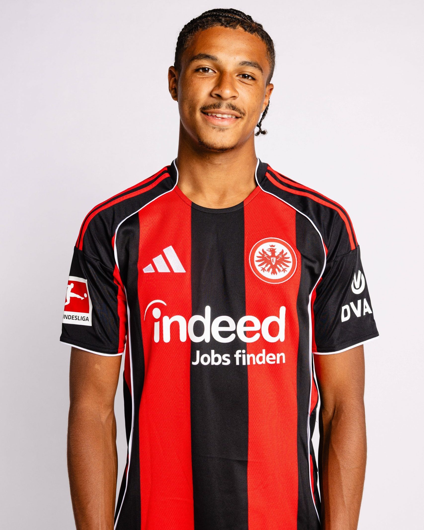 Jean-Matteo Bahoya - Eintracht Frankfurt Porträttermin 2025 2026 1. BL Bundesliga Fußball Porträttermin, Headshot, Porträt, Vorstellung, Präsentation, Pressetermin 2025 2026 Studio Shootion Studioshooting *** Jean Matteo Bahoya Eintracht Frankfurt portrait appointment 2025 2026 1 BL Bundesliga soccer portrait appointment, headshot, portrait, introduction, presentation, press appointment 2025 2026 Studio Shootion studio shooting